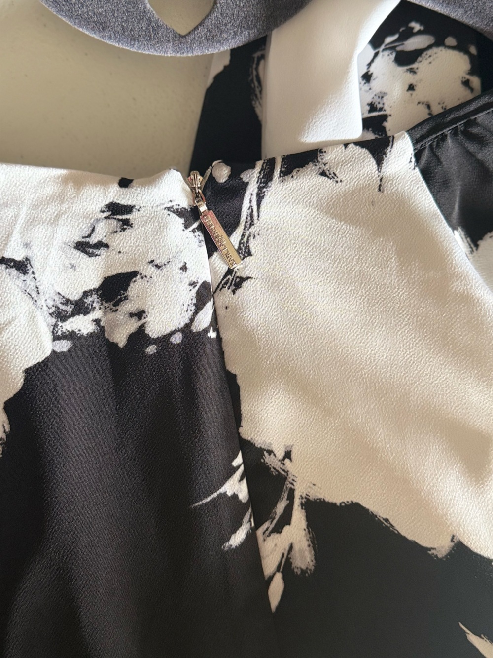 Karl Lagerfeld Paris Black & White Floral Midi Dress Size 6 - Picture 13 of 13